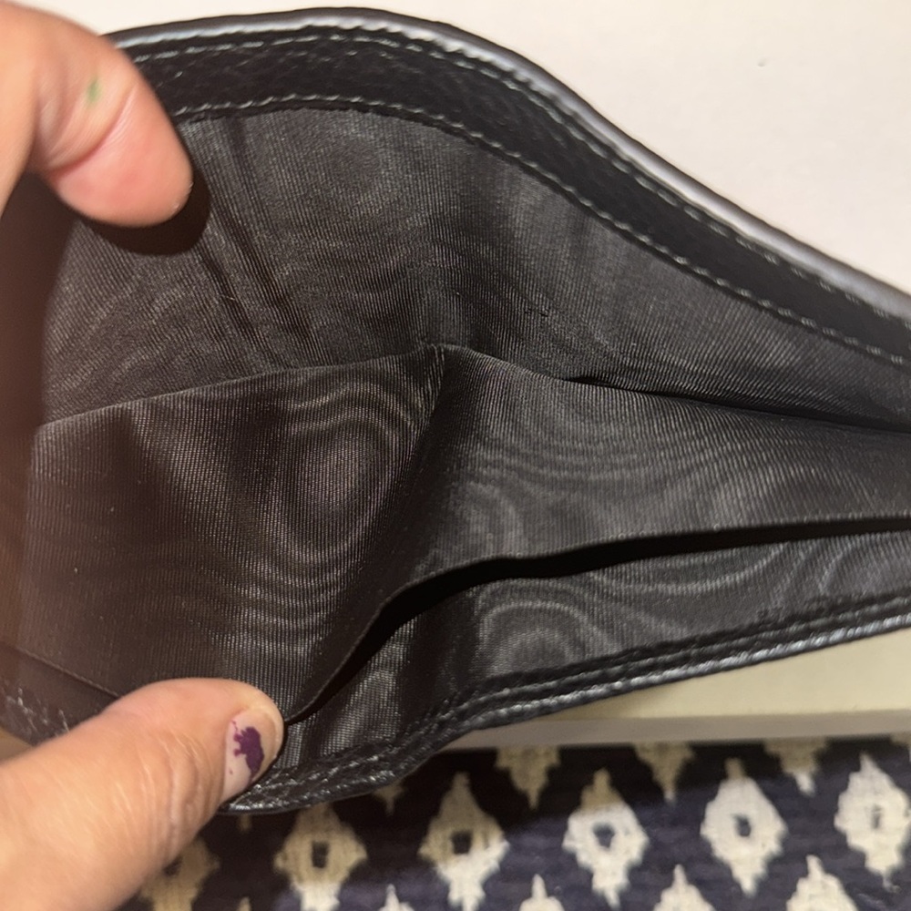 NWOT Men’s JUMBO GG WALLET
COA INCLUDED - Picture 5 of 7